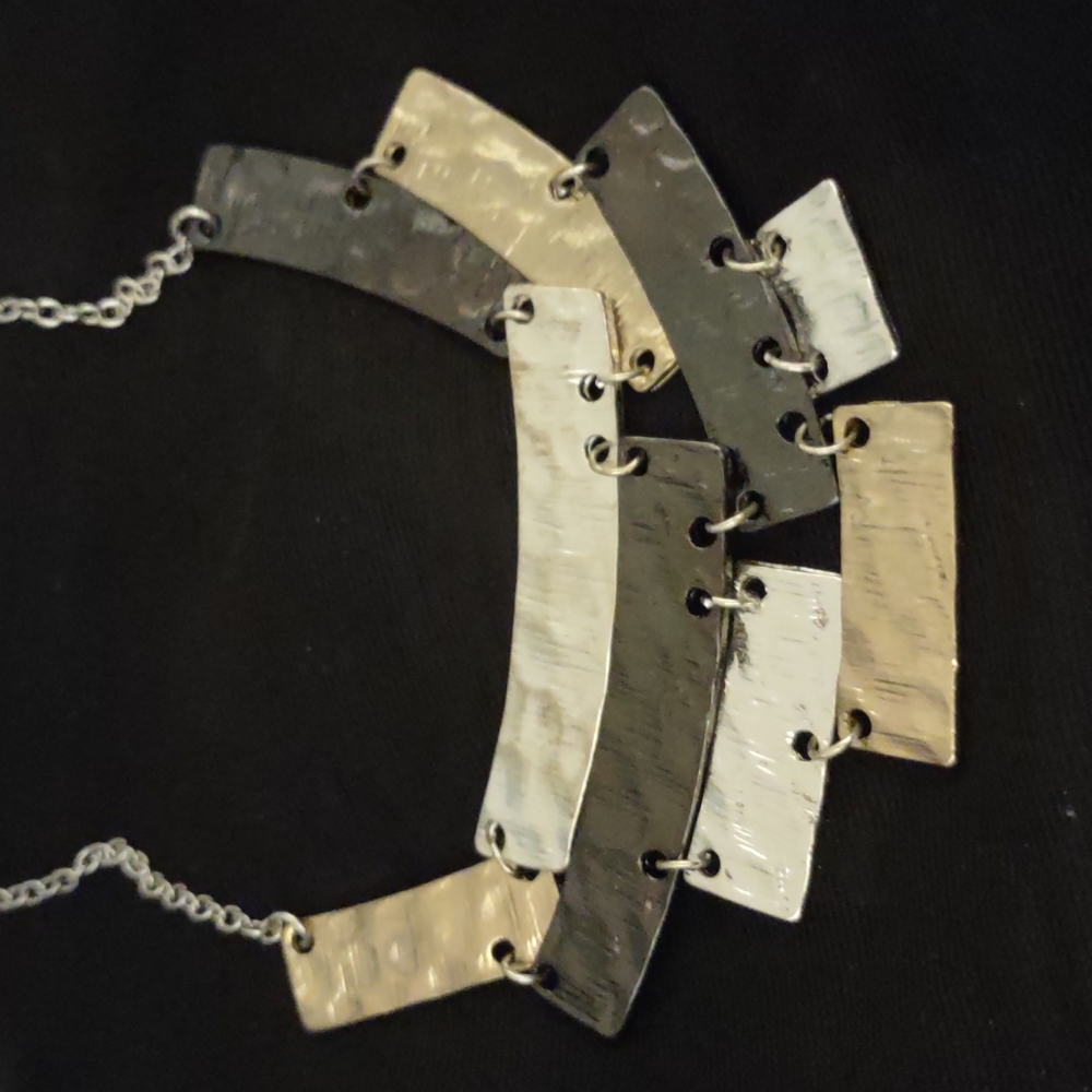 DECO GOLD, SILVER AND BLACK HORIZONTAL BARS MAKING AN AWESOME LOOKING NECKLACE